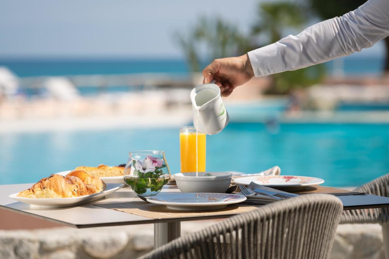 Hotel Villaggio Cala Di Volpe กาโปวาติกาโน ภายนอก รูปภาพ