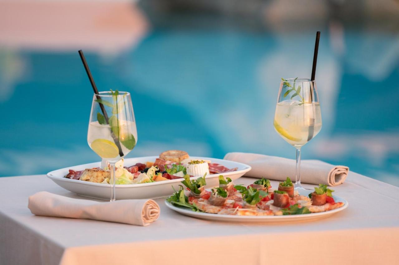 Hotel Villaggio Cala Di Volpe กาโปวาติกาโน ภายนอก รูปภาพ