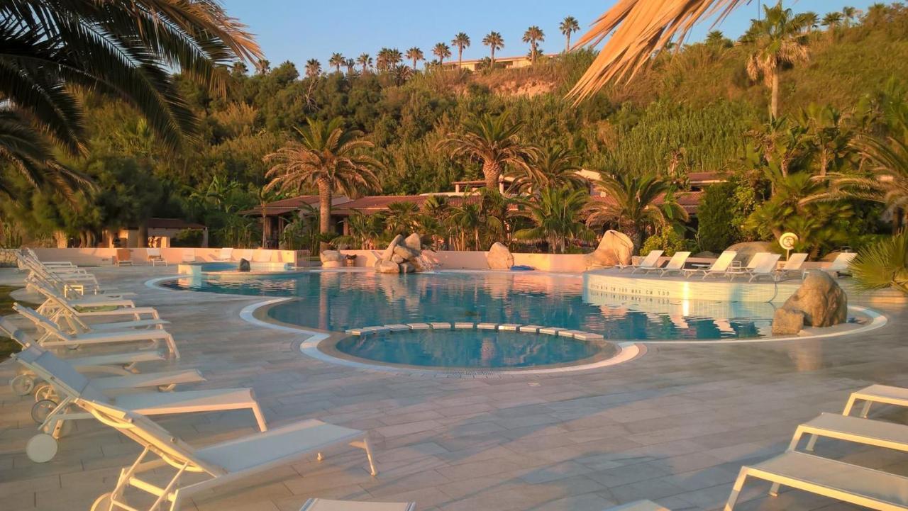 Hotel Villaggio Cala Di Volpe กาโปวาติกาโน ภายนอก รูปภาพ