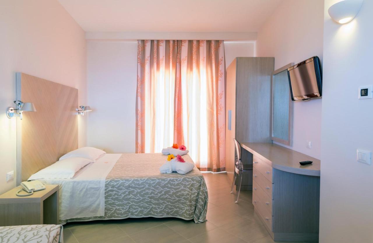 Hotel Villaggio Cala Di Volpe กาโปวาติกาโน ภายนอก รูปภาพ