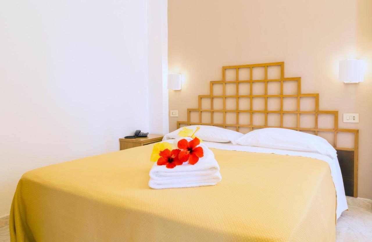 Hotel Villaggio Cala Di Volpe กาโปวาติกาโน ภายนอก รูปภาพ